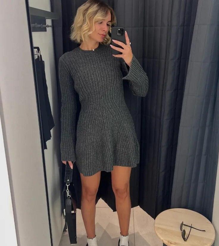 Dámské pletené minišaty evropského a amerického stylu 2023 - Podzim/Zima, Dutý arktický samet, Zeštíhlující střih