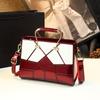 Mittlere Damen-Tragetasche in Ausführung - Crossbody-Schulterhandtasche mit Reißverschluss und Innentaschen