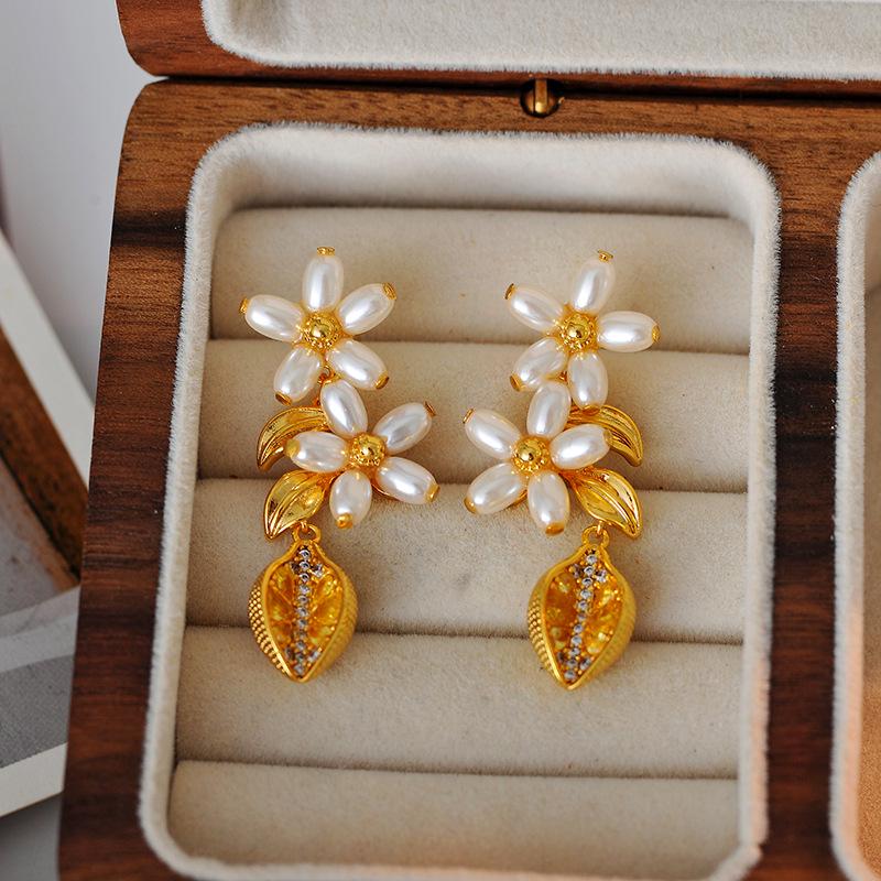 Lemon Petal Pearl Necklace with Zircon Rhinestones