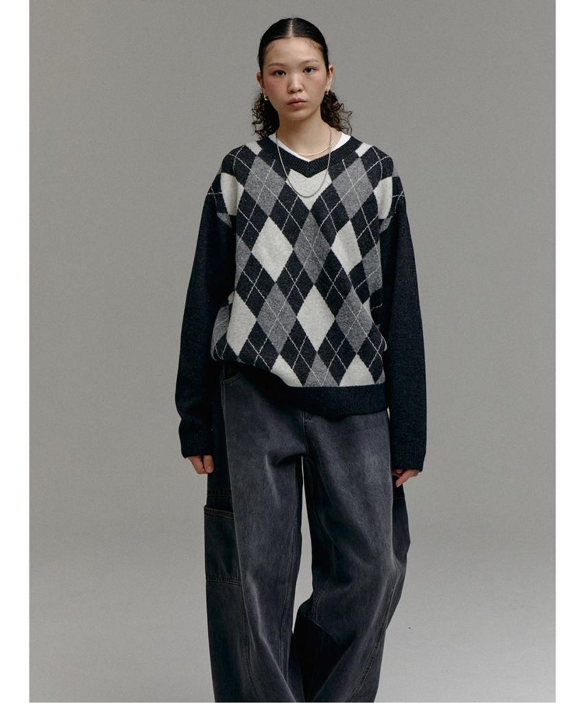 Saendeusaundeu (Unisex) Argyle Pattern V-Neck Sweater Gray
