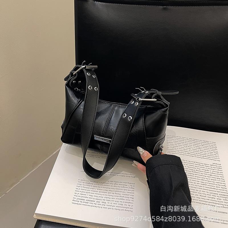 

2025 autumn and winter new retro texture single shoulder underarm pillow bag fashionable versatile women s commuter messenger bag light чёрный