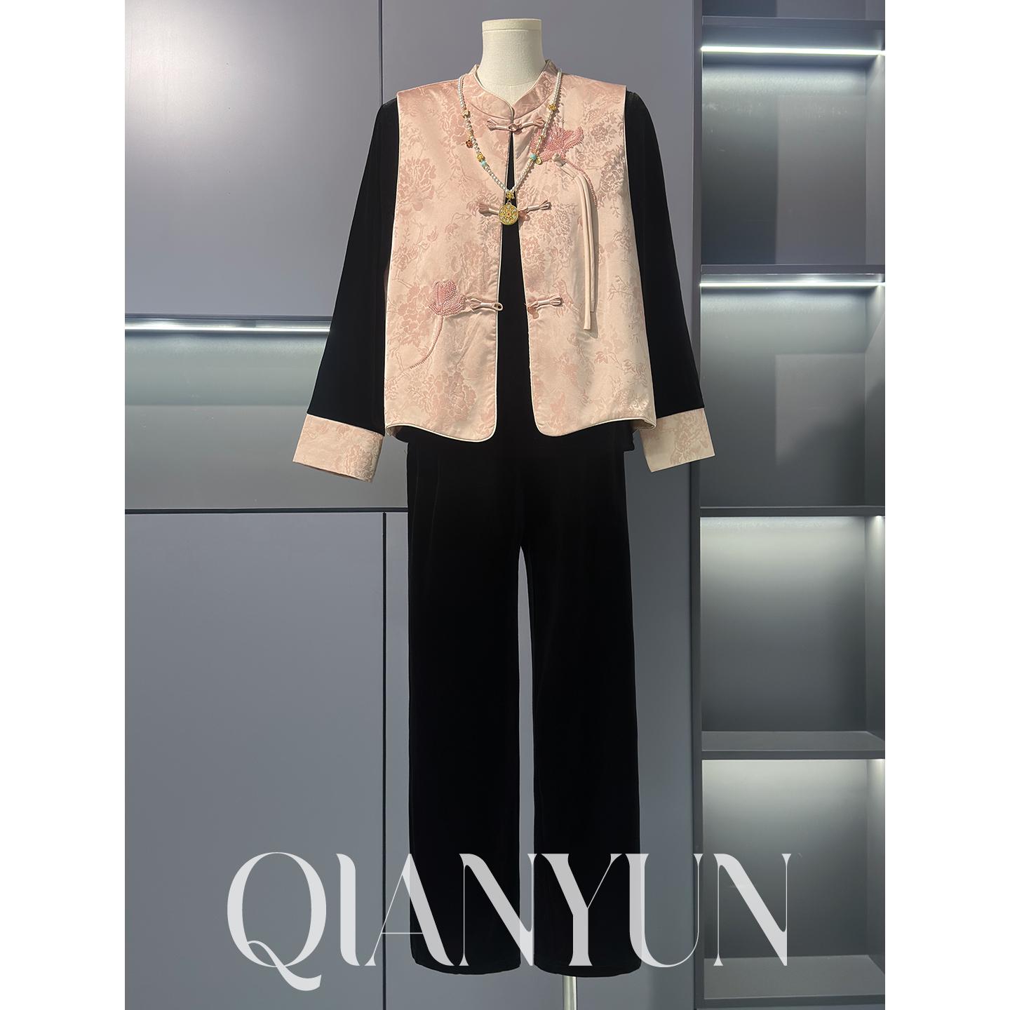 

2026 New Style Gold Velvet Three-Piece Suit: Stylish Chinese Spring Outfit for Middle-Aged and Elderly Women 4XL: 135-145 jins розовый