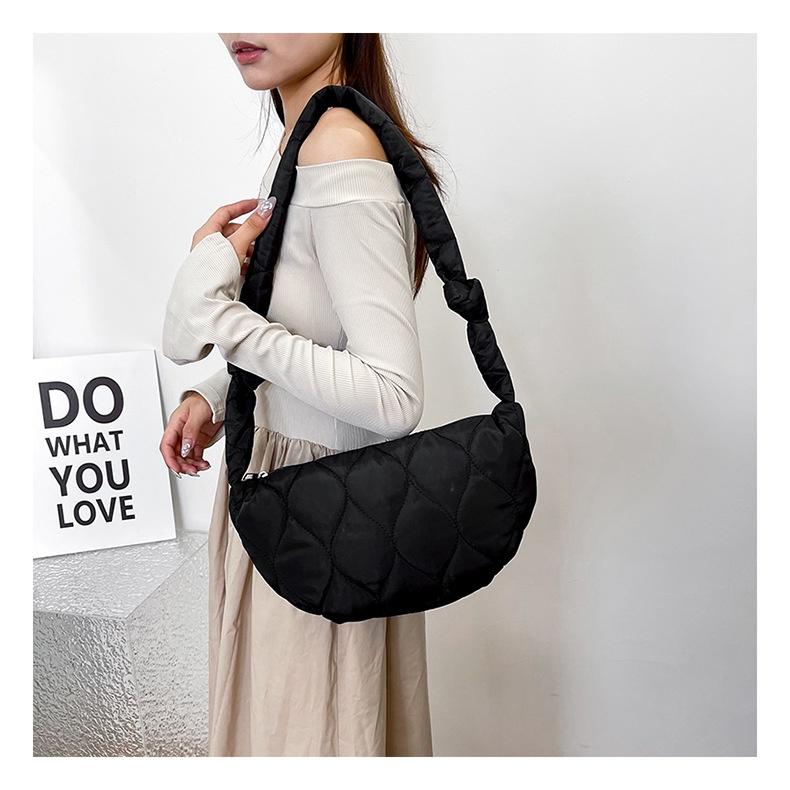 IELGY Versiunea coreeană de mare capacitate pentru femei a geanților cu găluște oblic cu un singur umăr, geantă moon retro din nailon brodat