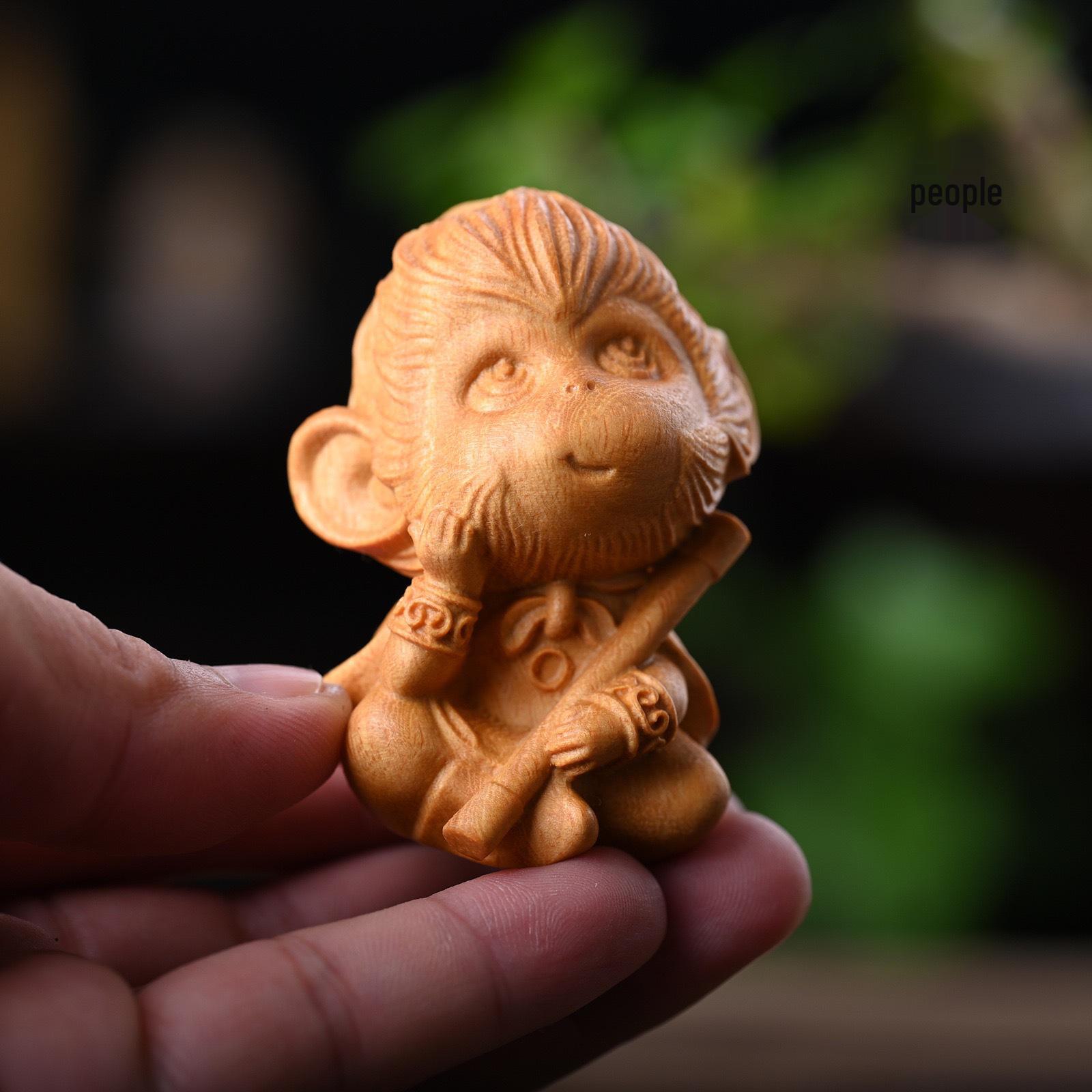 

Вырезанное вручную украшение из дерева туи Wukong Mythology - Black Monkey King, настольный декор для мужчин