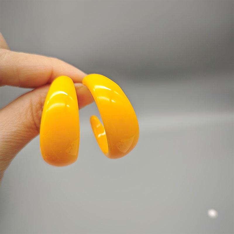 Hong Kong Retro Candy Color Acrylic C-Shaped Earrings: Women's Fashionable, Simple, High-End Studs