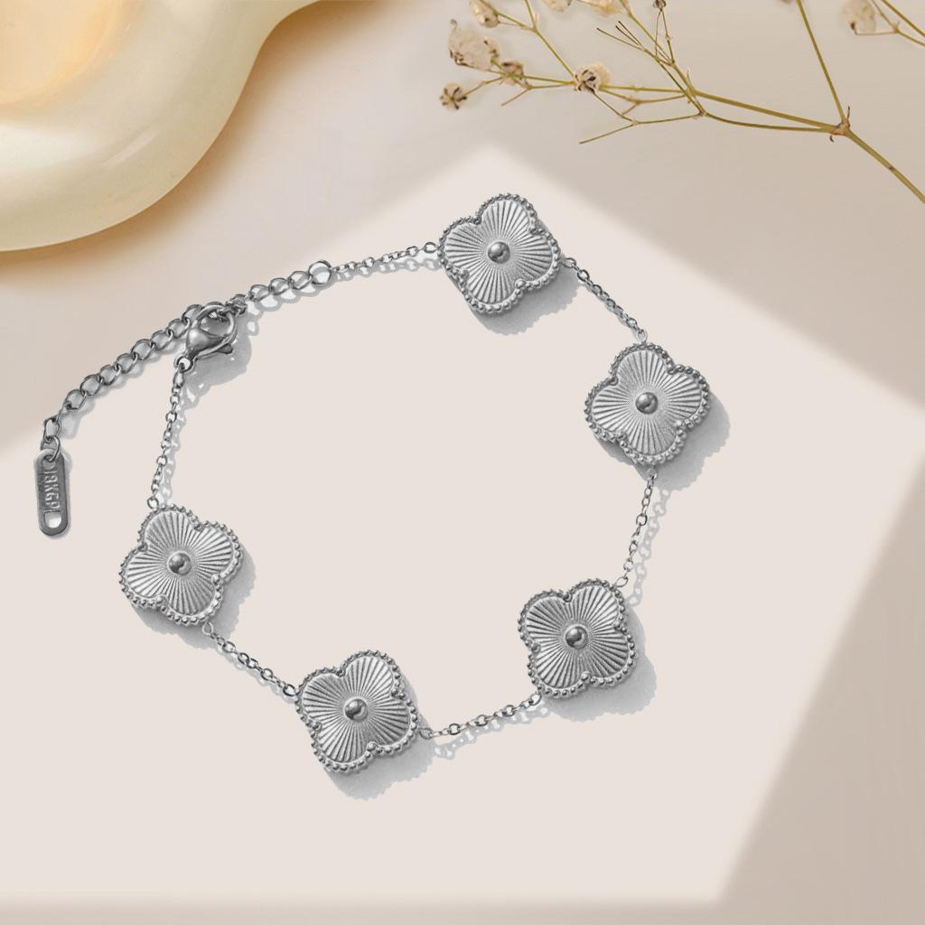 Stylish 13MM Four-Leaf Clover Laser-Cut Hand Jewelry - Daily Wear for Influencers