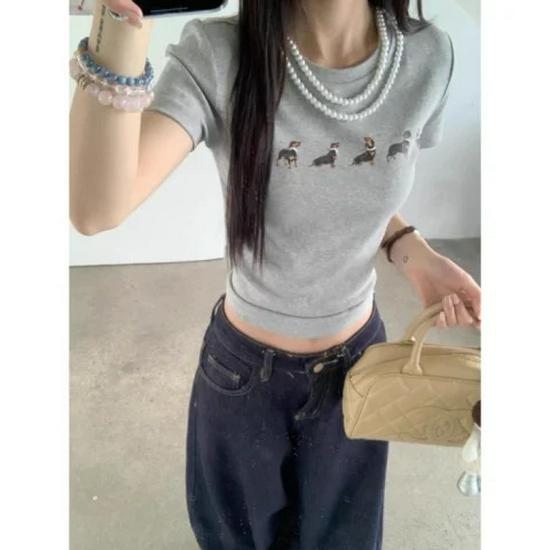 

Женская приталенная футболка с коротким рукавом и принтом собаки от Design Sense - Лето 2025 M серый