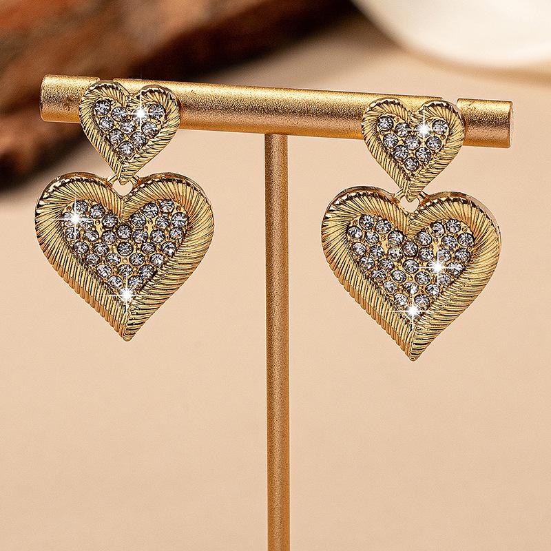 

Европейско-американские серьги-сердца с полным бриллиантовым паве - Элегантные, высококлассные и модные для вечеринки или повседневной носки