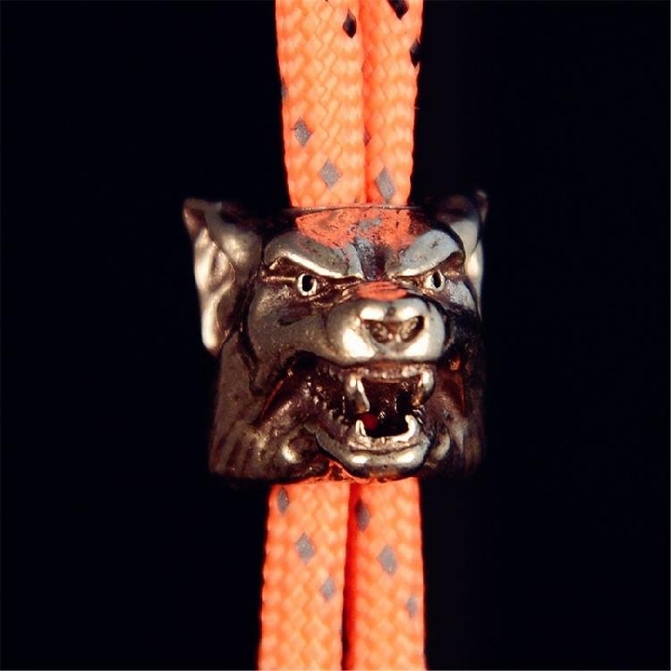 Paracord Pendant Brass Wolf Head Adornment for Adventure Seekers Keychain Charm Unique Backpack Hanging Ornament