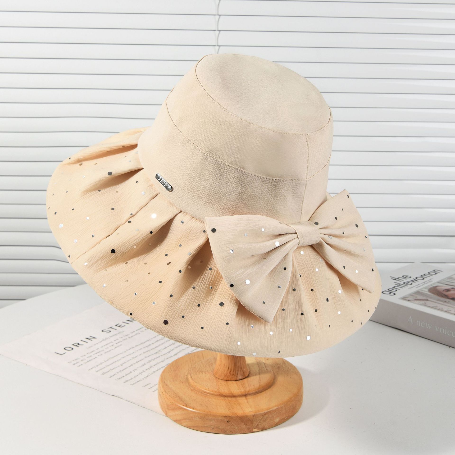 

2026 new bow decorative sequin design wide-brimmed bucket hat outdoor casual fashion breathable sun hat M（56-58cm） бежевый