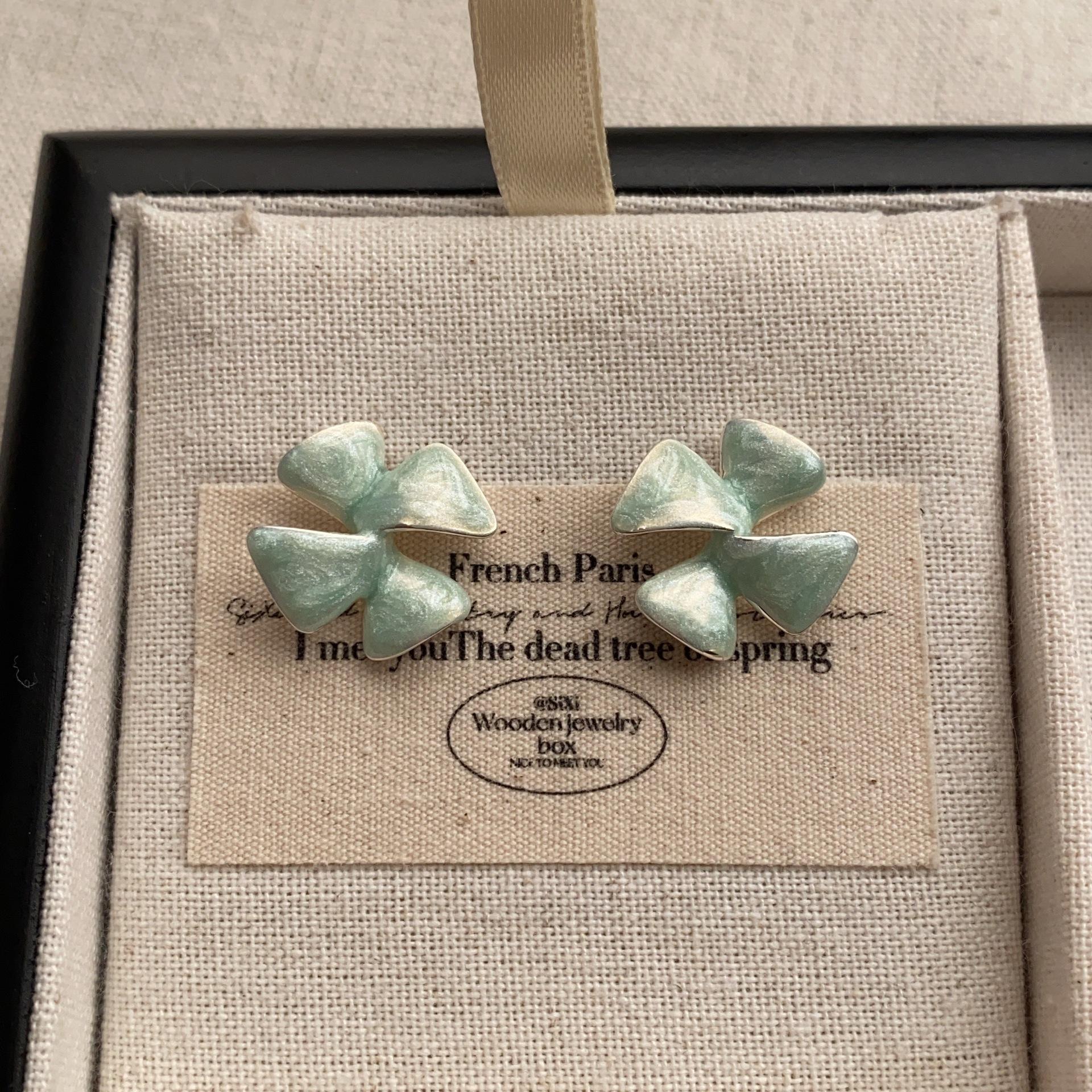 

Natural flower smart stud earrings niche design personalized light luxury geometric fresh fashion commuter versatile earrings