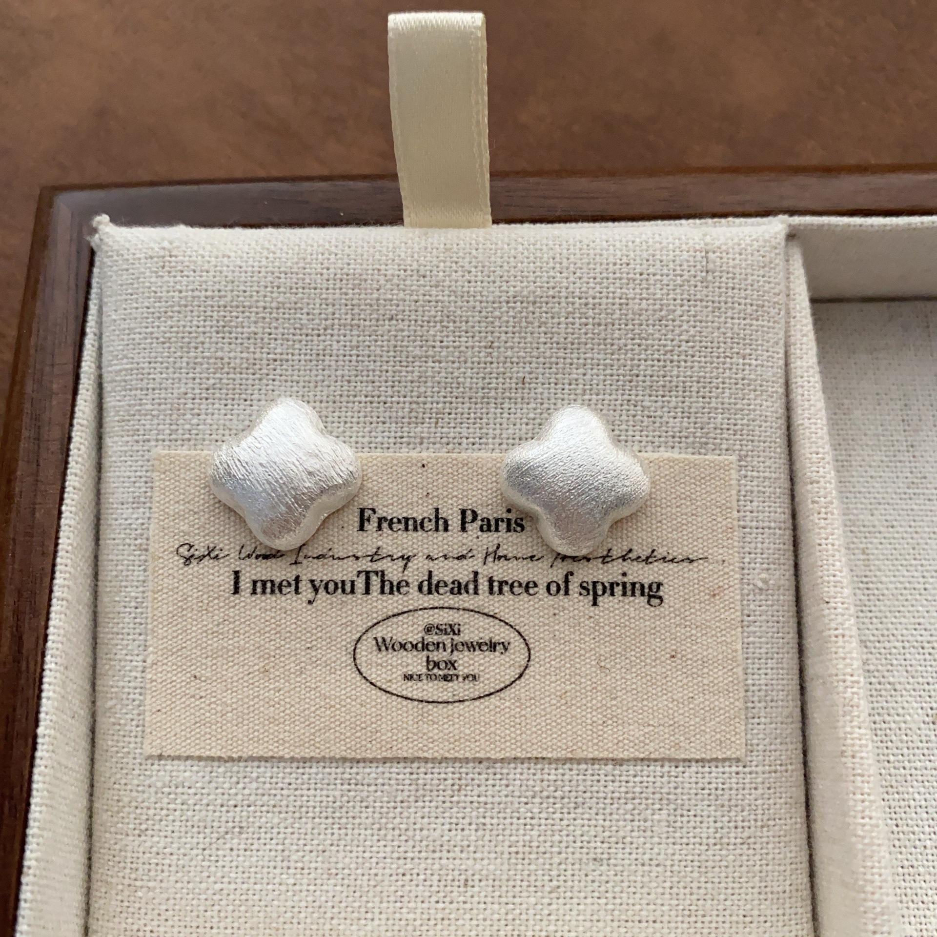 

Retro sweet and soft minimalist four-petal star flower stud earrings women s simple high-end sense light luxury temperament unique daily earrings