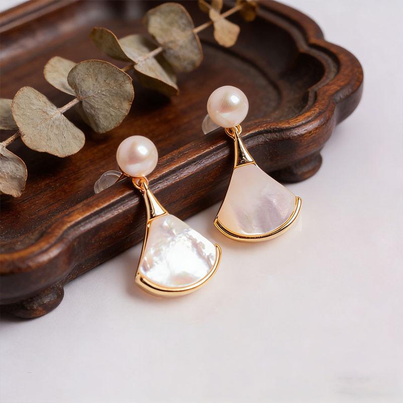 Natural Freshwater Pearl Stud Earrings Women s S925 Silver Needle Natural Scallop Light Luxury French Retro High-end Temperament Earrings 2026