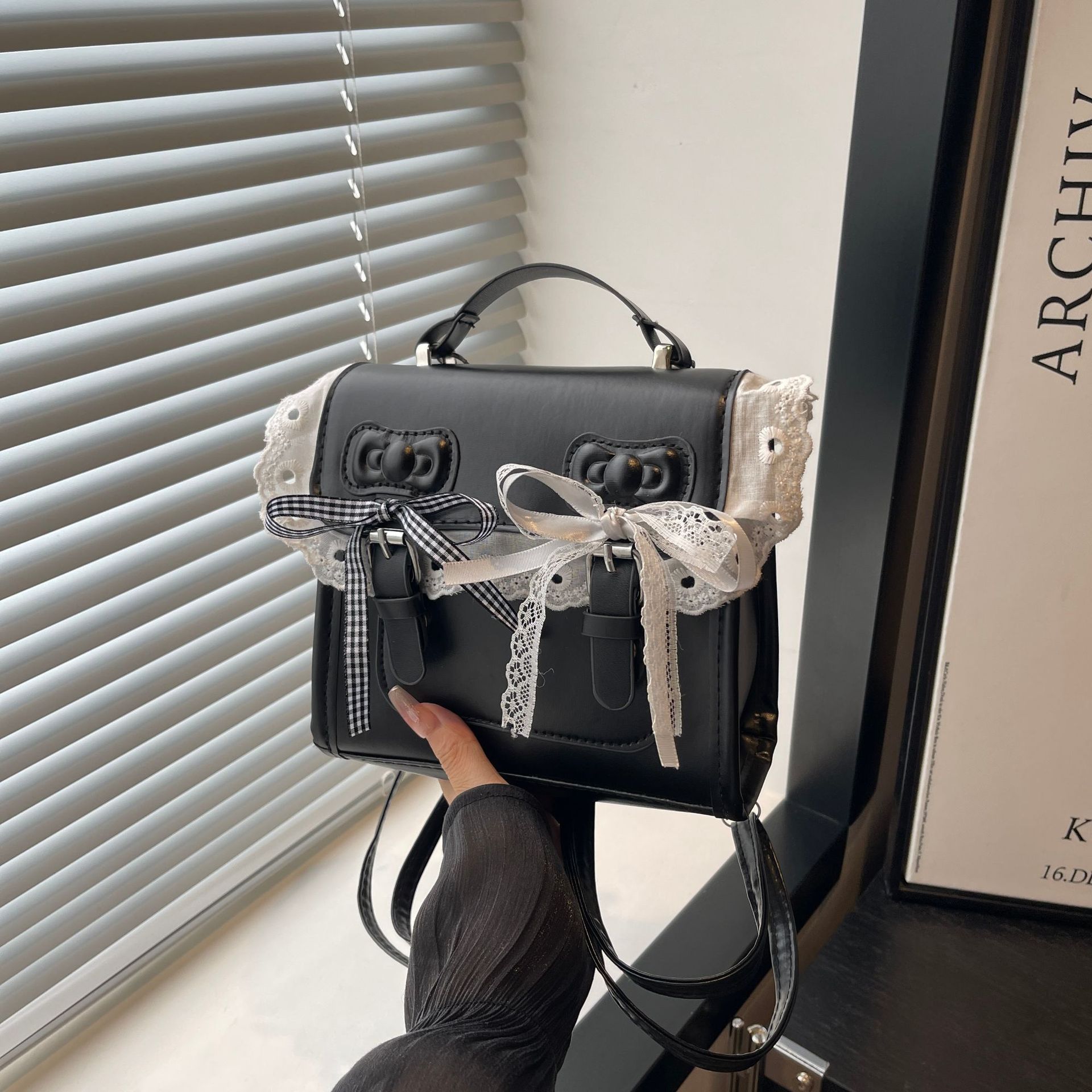 

Стиль колледжа и зарубежный стиль 2025 новый тренд осенняя мода кружево милый школьный рюкзак портативный двухплечевой женская маленькая квадратная сумка женская чёрный