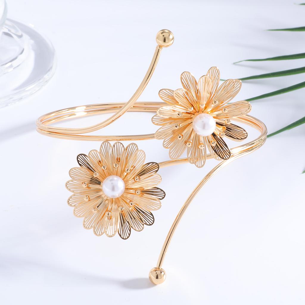 Hot-selling three-dimensional flower bracelet light luxury temperament high-end open arm bracelet pearl bracelet fairy wind arm decoration