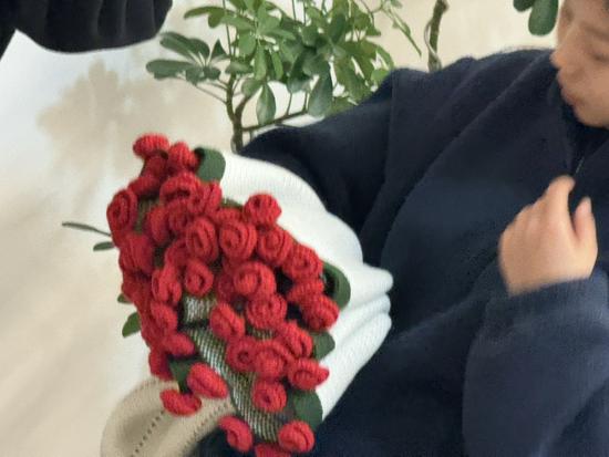 Handmade Thick Fleece Rose Bouquet Flower Yarn Blanket for Office Nap - Knitted Gift for Best Friend