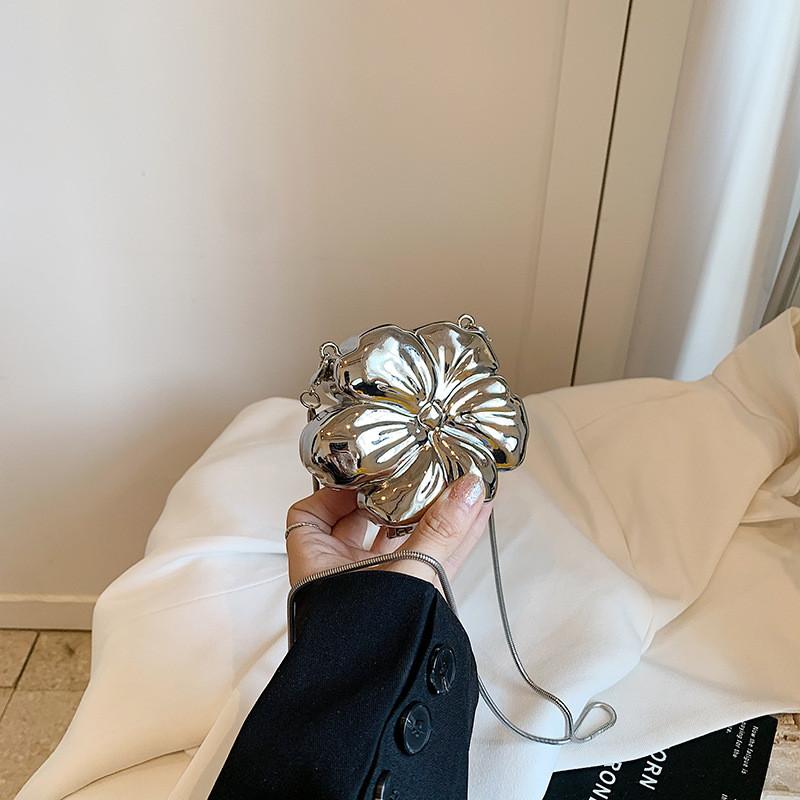 

Contemporary Metallic Floral Shaped Crossbody Bag For Fashion Forward Individuals срібний