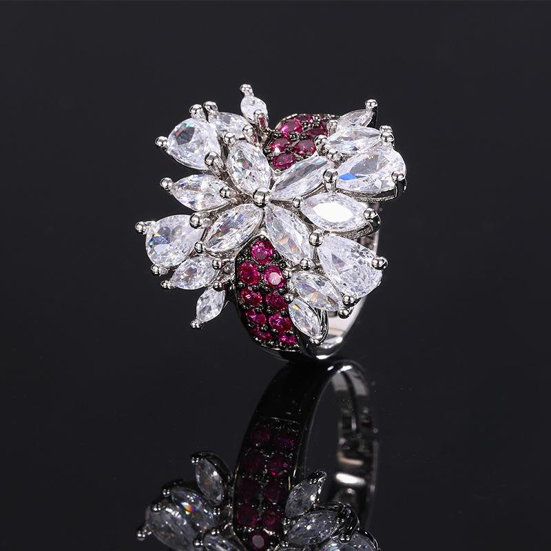 

Модное кольцо, легкое роскошное кольцо из циркония, слегка инкрустированное бриллиантами красного корунда, зеленого нано-трехмерного цветного драгоценного кольца.