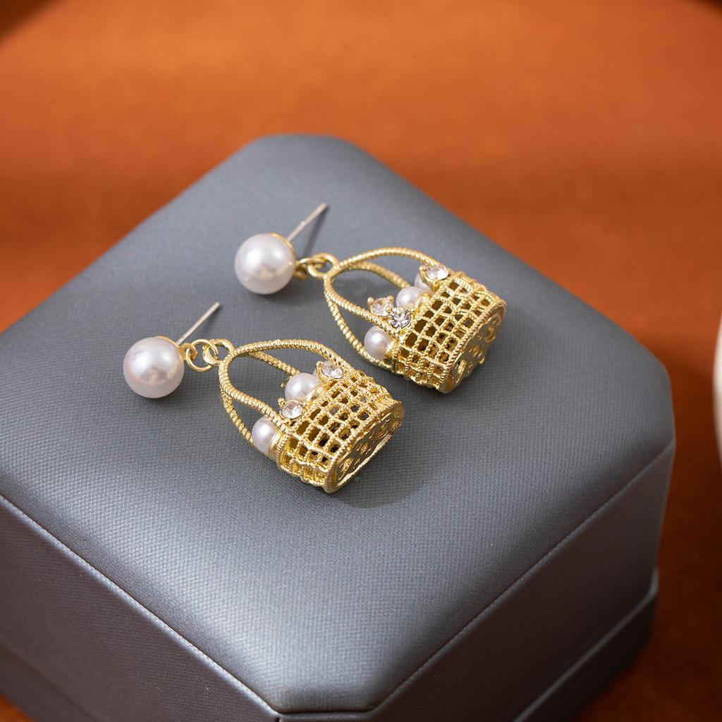 French Retro Three-Dimensional Woven Basket With Diamonds, Pearl Earrings, Light Luxury, High-End Niche Design Earrings.