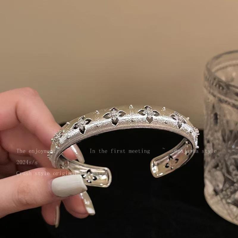 The New Spirit Snake Flash Diamond Bracelet Has a Sense of Design, Niche Temperament, Simple High-value and Versatile Retro Bracelet.