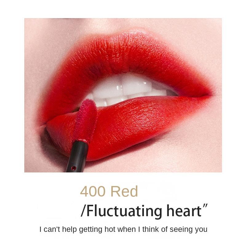 

Матовая помада для губ не легко выцветает и не оставляет пятен.