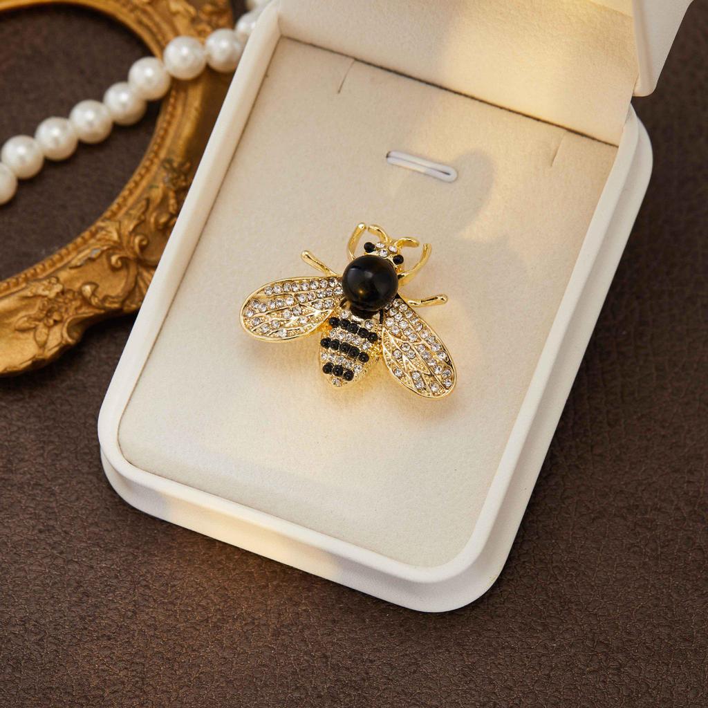 High-End Women's Bee Brooch: Korean Luxury Temperament Badge Pin for Versatile Clothing Accessories