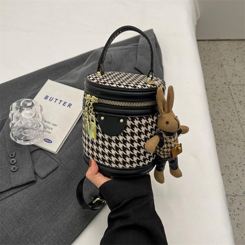 Retro Versatile Small Bag Women's Autumn New Fashion Niche Messenger Bag Texture Diamond Portable Bucket Bag