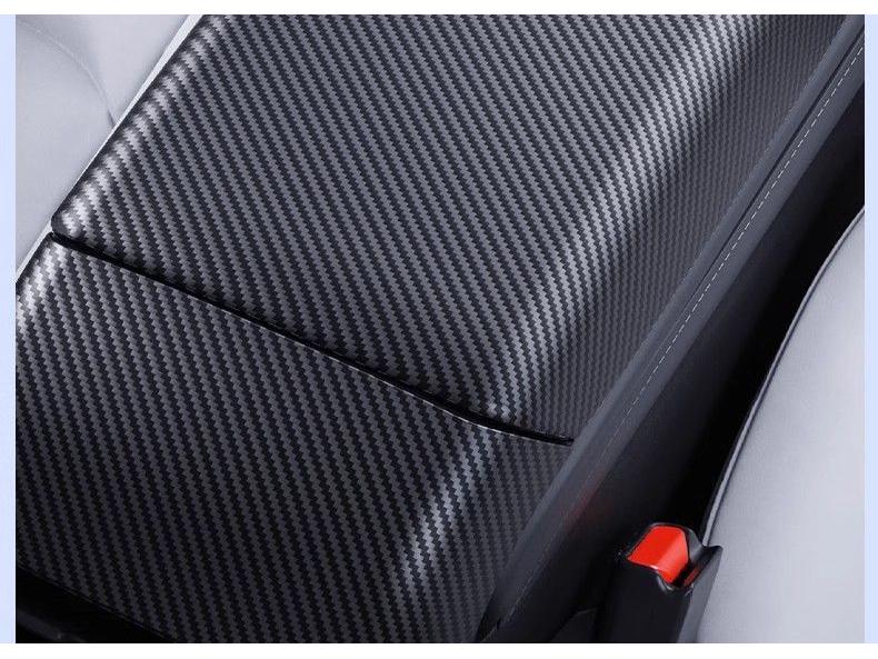 Tesla Model Y 2025 Armlehnenbox-Abdeckung mit glänzender Karbonfaserstruktur und vollständiger Abdeckung des Luftauslasses