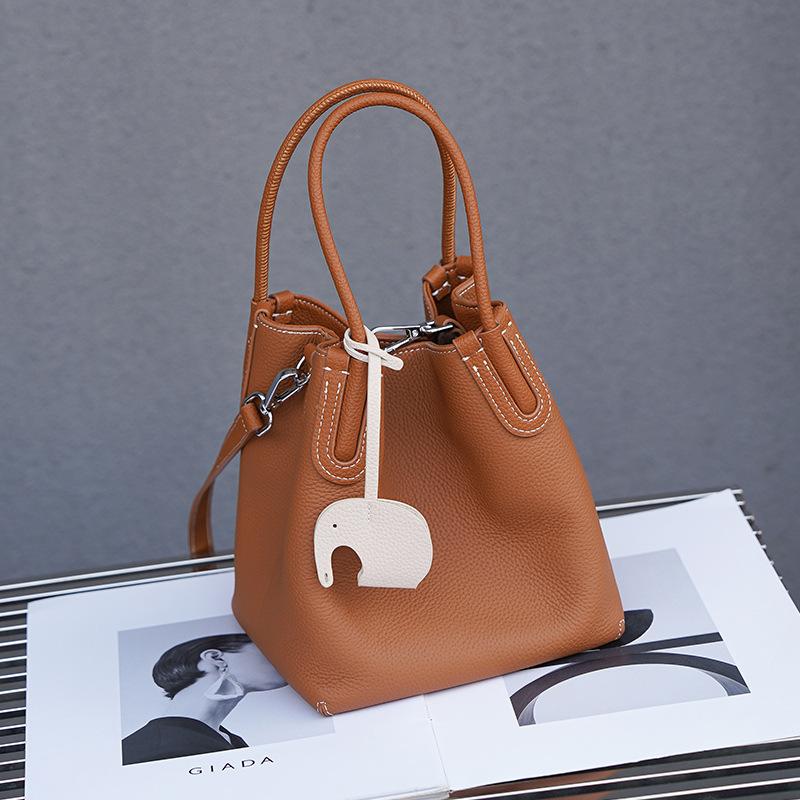 

The first layer of soft cowhide handbag, the new vegetable basket, bucket bag, women s advanced texture design, shoulder messenger bag. 18*19*14 коричневый