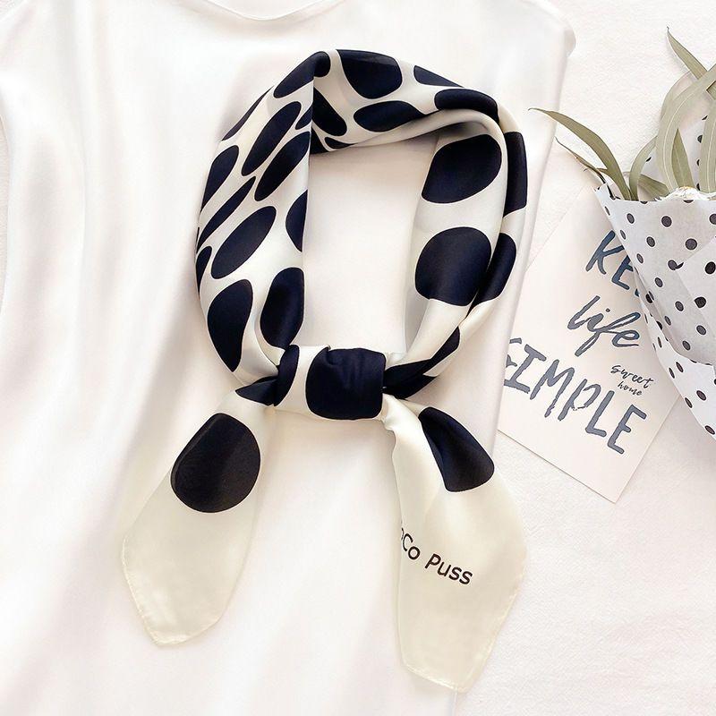 Korejský puntíkovaný malý čtvercový šátek: Dámský studentský literární dekor Jarní a podzimní univerzální kravata Chránící krk Módní šátek