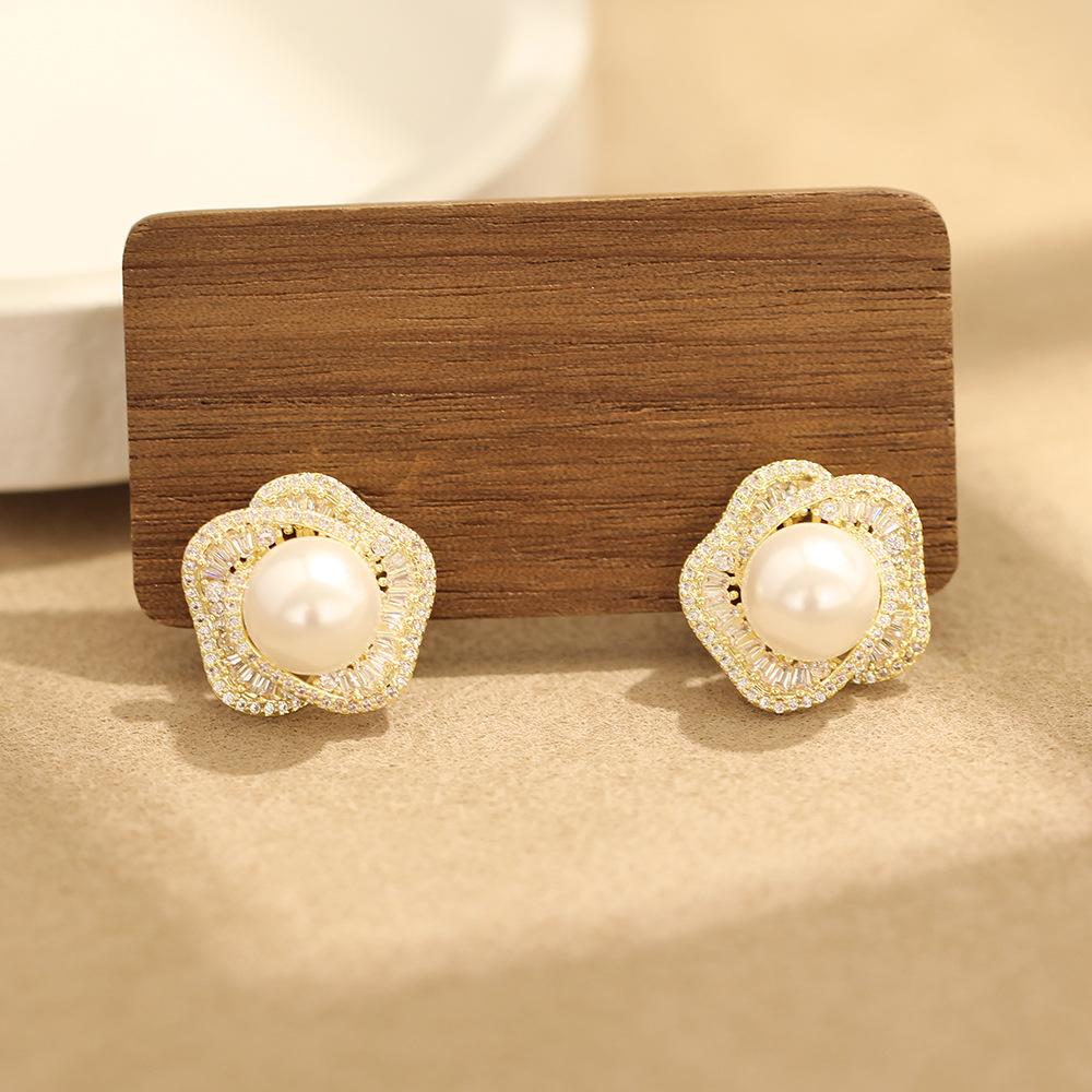Exquisite and Elegant Diamond-set Rose Earrings, Temperament Versatile Pearl Earrings, Pierless Triangular Ear Clips, Women's Earrings.
