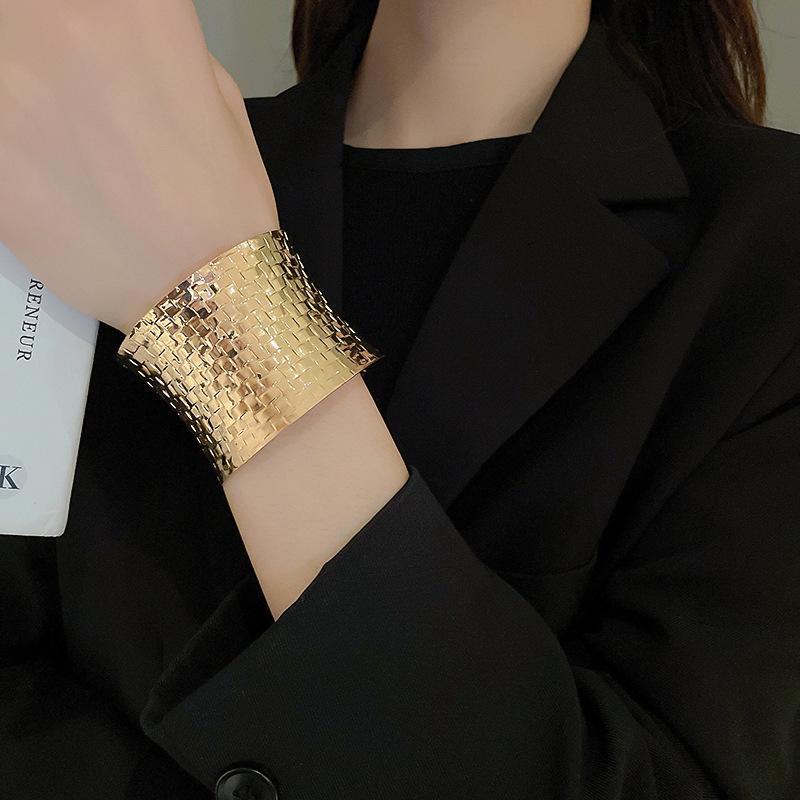 European Cold Style High-End Metal Pleated Bangle: Luxury Women's Temperament Bracelet