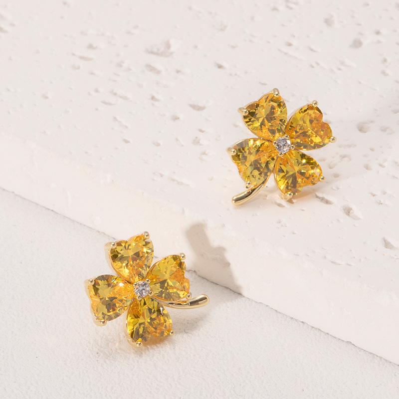 Four-leaf Clover Stud Earrings Elegant Floral Earrings Zircon-embellished Simple and Stylish Earrings