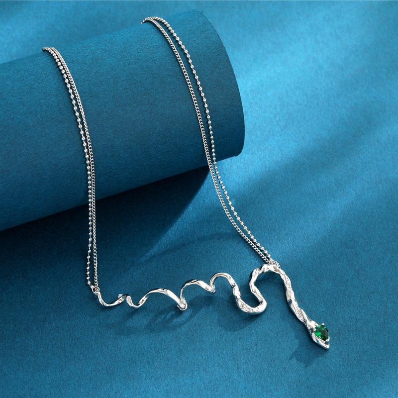 Green Artistic Zirconia Snake Pendant Necklace For Women Perfect For Fashionable Occasions