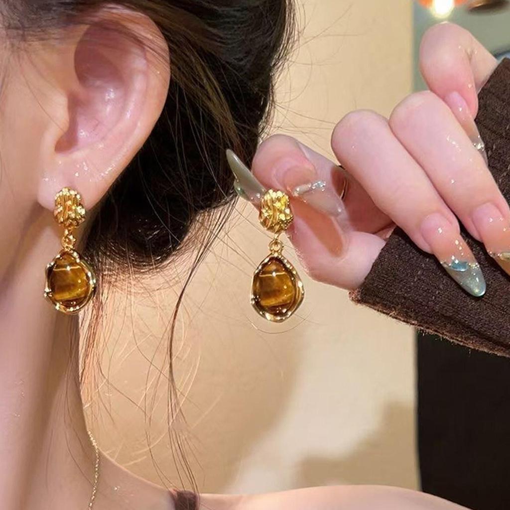 2025 Luxury Flower Shell Pearl Stud Earrings: Elegant Niche Design for Women
