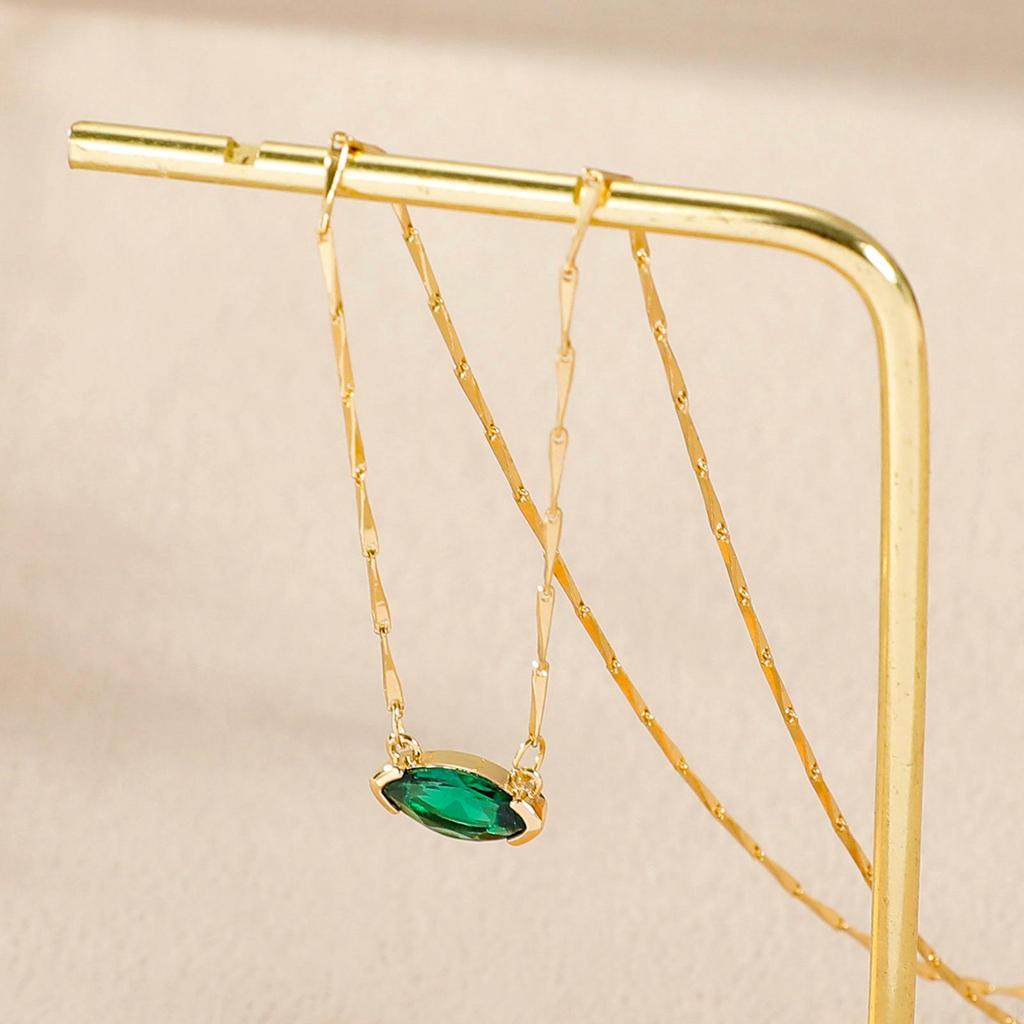 Elegant Women's Single Diamond Niche Pendant Necklace - Fashionable Ins Style, Luxury Clavicle Chain Choker