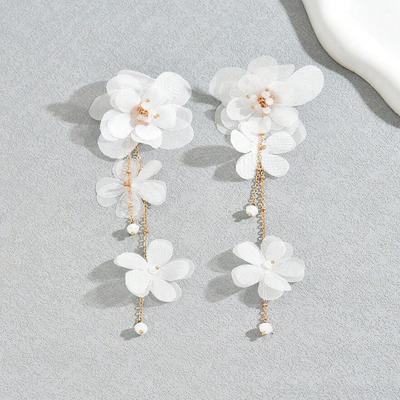 Weiße Stoffblumen-Hängeohrringe für Damen Goldbeschichtete Kette Langer Quaste Facettierte Acrylperlen Hängeohrringe Trendiger Schmuck