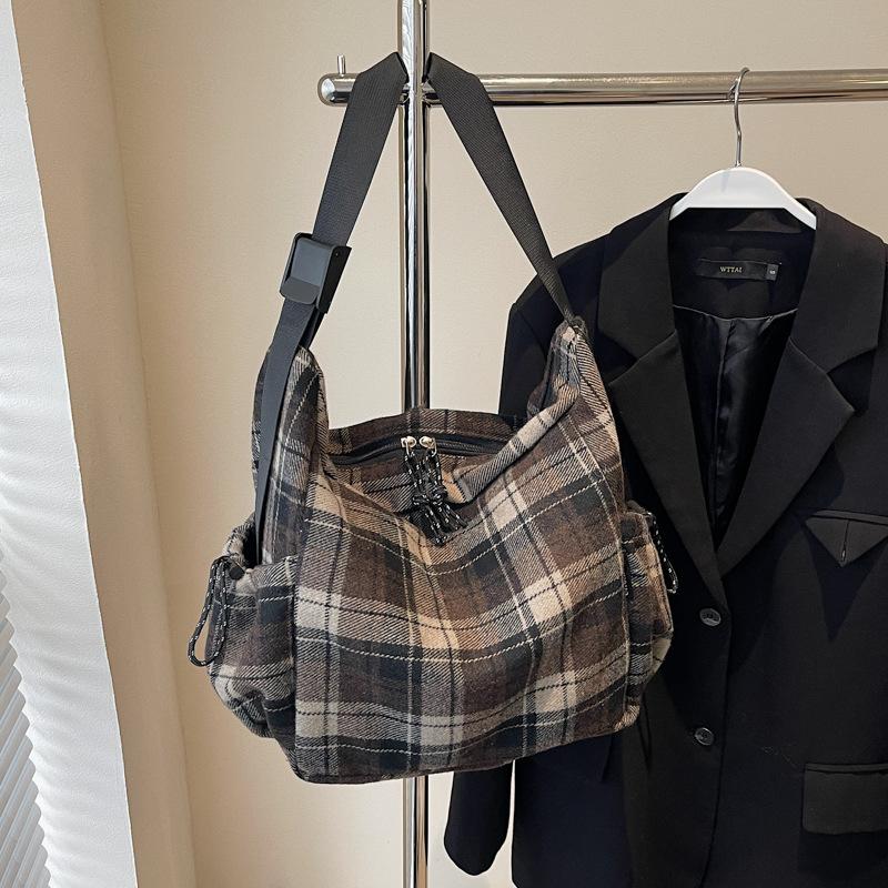 2025 Autumn and Winter Large-capacity Retro Underarm Bag Casual Fashion Simple Retro Class Plaid Niche Tote Bag