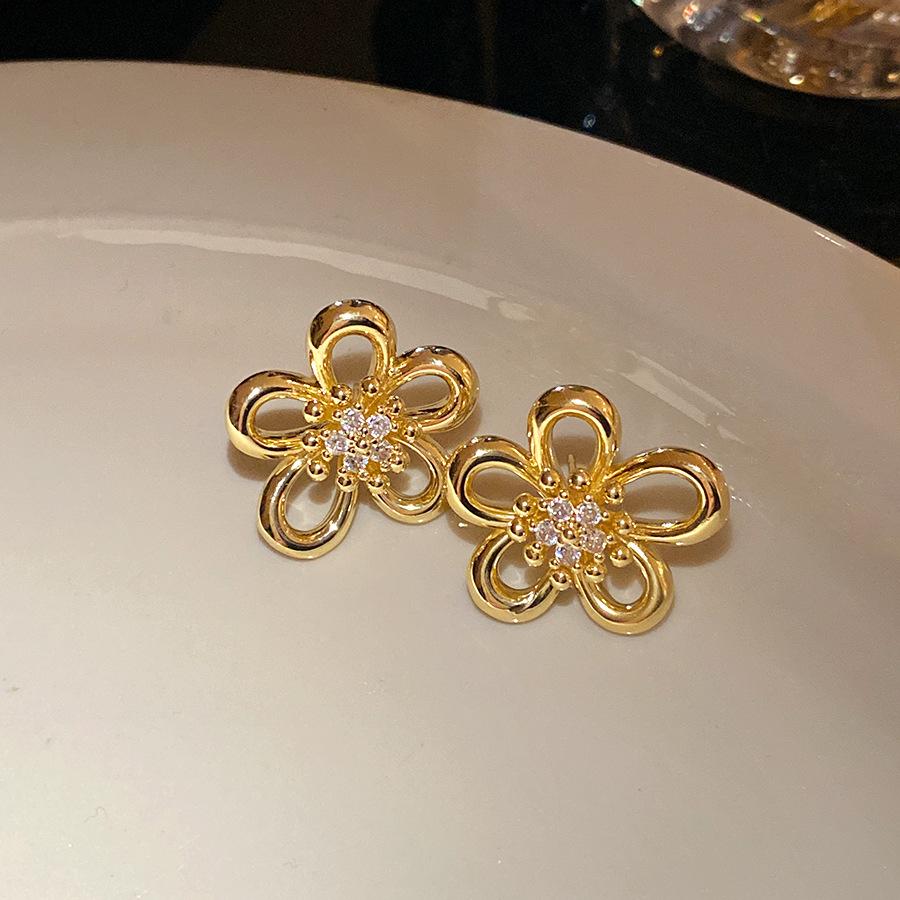 

Silver needle zircon flower stud earrings casual fashion personality niche versatile earrings light luxury high-end earrings women