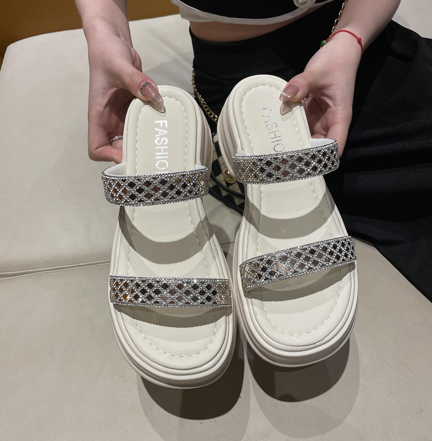 

Сандалии в римском стиле со стразами на толстой подошве для женщин, повседневная покатая подошва с губчатой подошвой и черными открытыми носками 40 белый