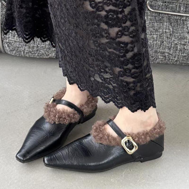 Dámské mokasíny s kožešinou a špičatou špičkou, kožené elegantní ploché boty s přezkou, módní návrhářský trend 2025, zimní dámské boty