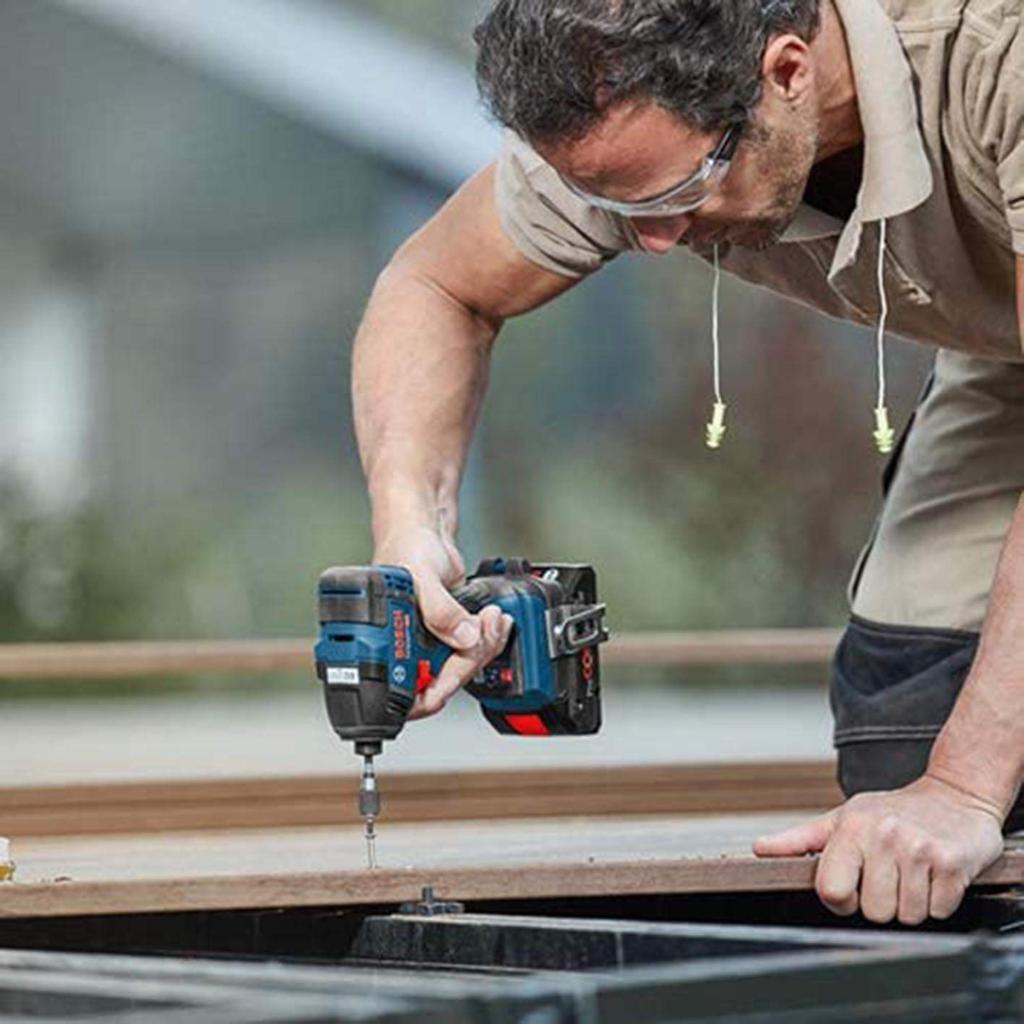 Kit de furadeira de impacto sem fio BOSCH 18V com estojo de transporte GDR18V200GSB e (2 4.0Ah, Carregador, Incluído)