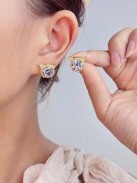 

New light luxury simple style stud earrings women s niche personality versatile exquisite high-end earrings ear jewelry