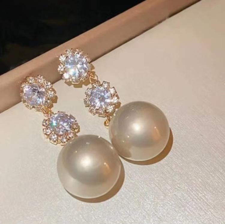 

Элегантные Жемчужные Серьги Высокого Класса для Женщин - Стильный, Универсальный и Изысканный Модный Аксессуар.