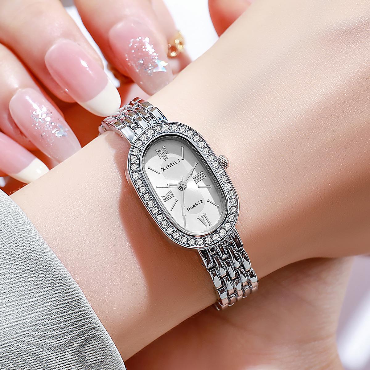 

Women s 2025 Minimalist Roman-Style Oval Quartz Watch Casual Compact Bracelet Fashion Dress Watches серебряный