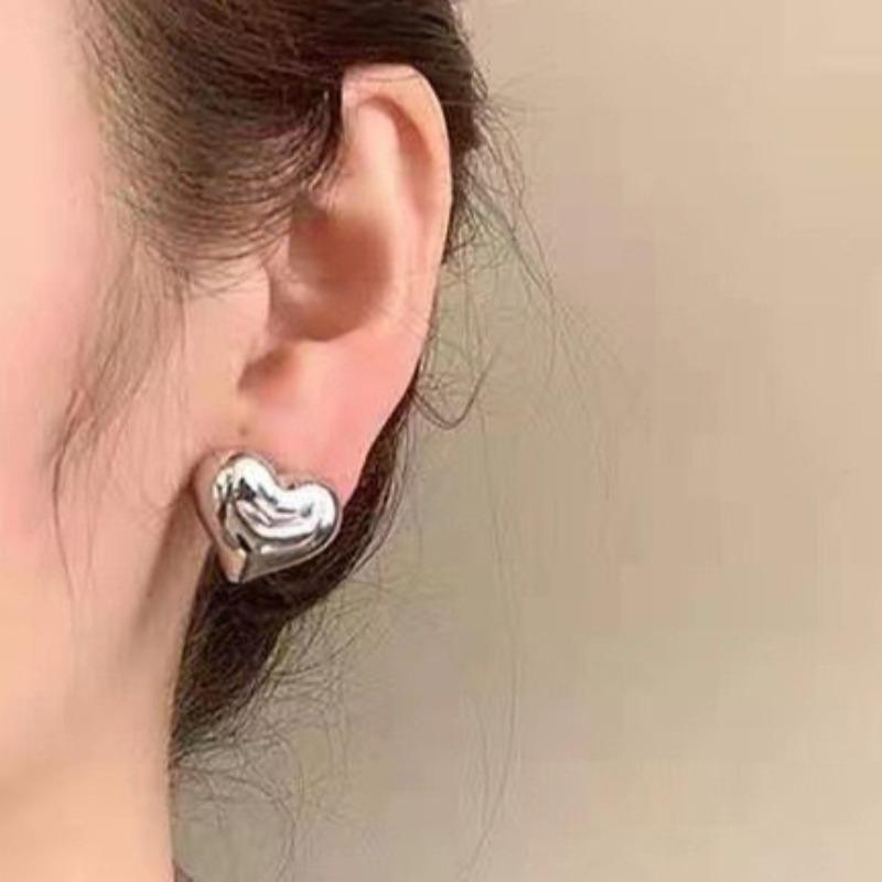 Fashionable Metal Heart-shaped Earrings with Temperament and Personality