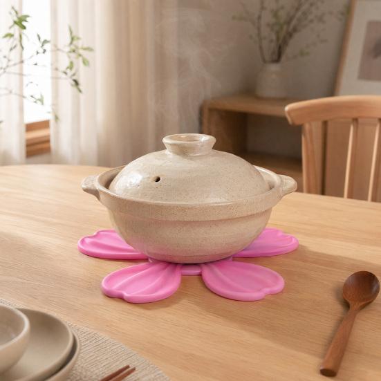 DYS Petal Shaped Coaster, Heat Resistant Silicone Mat, Non-Slip Dishwasher Safe Pot for Kitchen Dining Room
