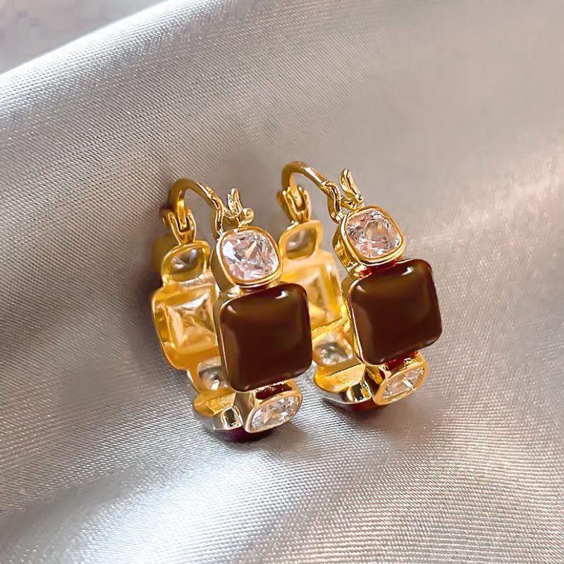 Elegant Pearl Stud Earrings: Simple, High-End Design for Autumn/Winter 2024