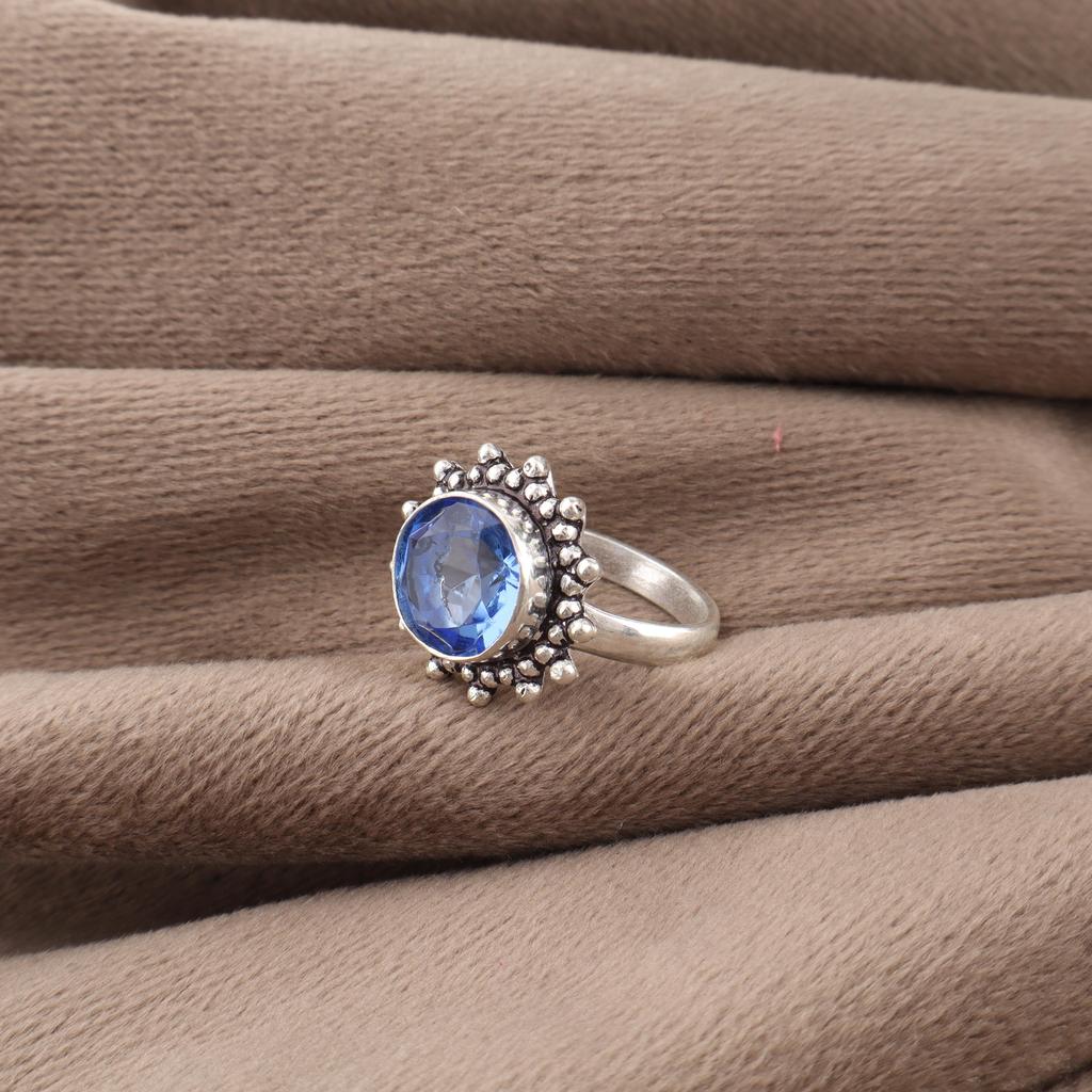 Ručně vyrobený prsten s tanzanitem, prsten z masivního stříbra ryzosti 925, jemný šperk, prsten jako zásnubní dárek