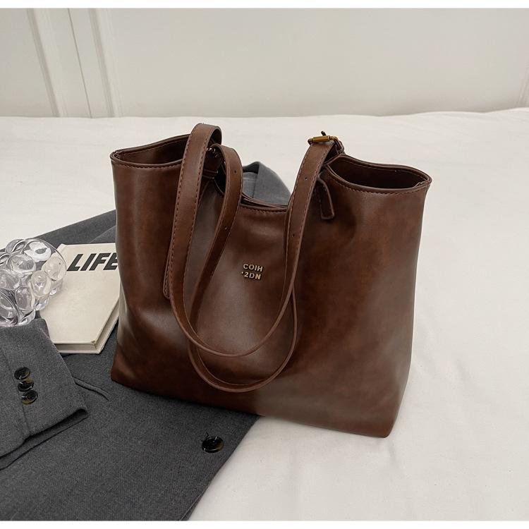 

Wholesale retro commuter large-capacity bag women s 2025 new autumn and winter versatile shoulder bag fashion tote bag